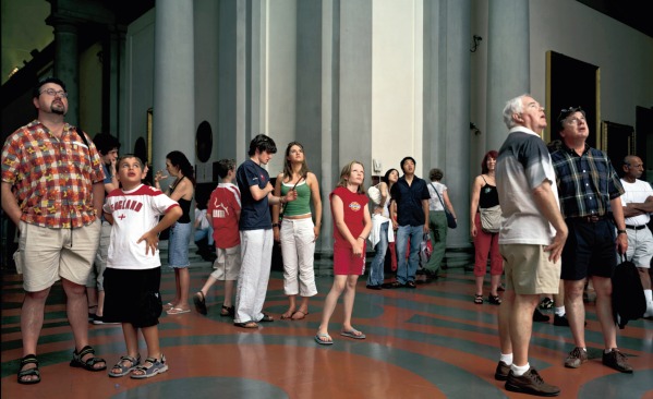Thomas Struth, Audience 10 (Galleria dell'Accademia), Florenz, 2004, color photograph mounted on UV Acrylic glass,  mumok - Museum moderner Kunst Stiftung Ludwig Wien, acquired with support of mumok Board 2006 © Thomas Struth